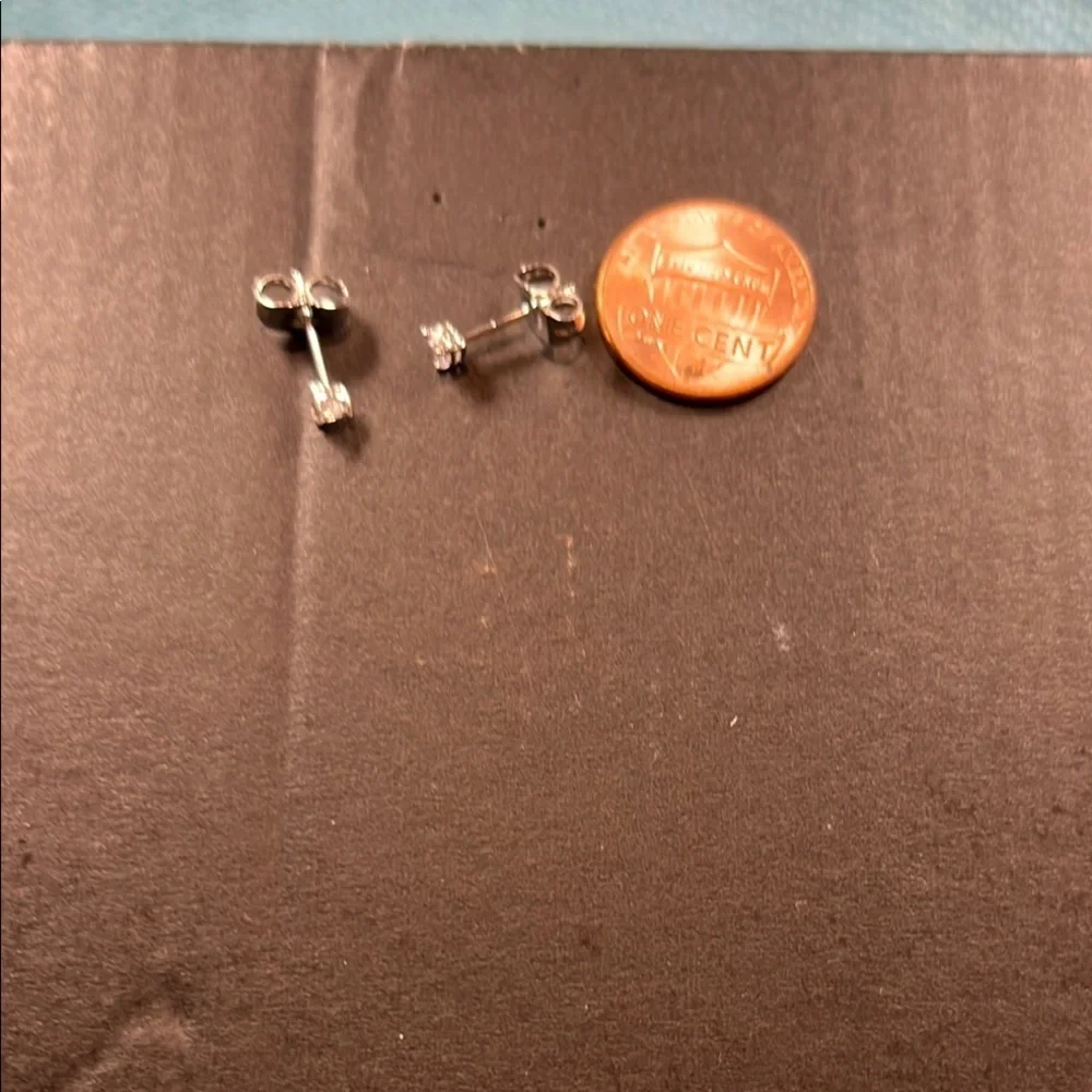 NWOT Heart Cubic Zirconia Stud Earrings 3mm Never Worn, NEW!!